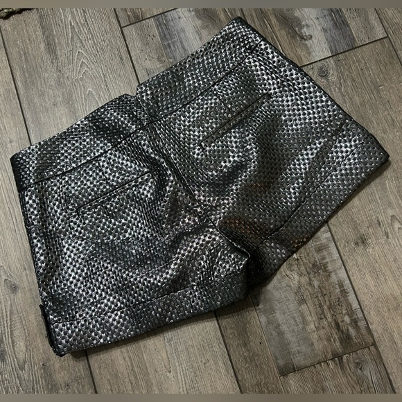 Express Metallic Cuffed Mini Shorts w Pockets Black/Silver colored - Picture 3 of 3